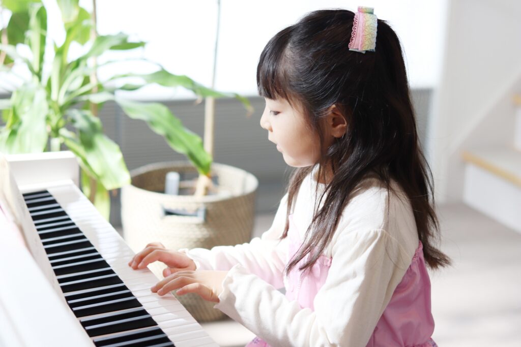 熊野町ピアノ教室ララピアノ|
ピアノを弾く女の子の写真